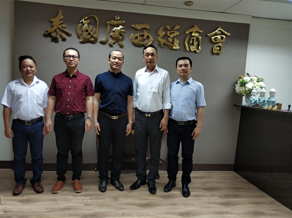 從左往右依次為國際部合伙人林健偉先生（左一），國際部總監(jiān)吳琪先生（左二），執(zhí)行董事粟宥朝先生（左三），商會主席李宇明（右二），國際部合伙人黃文超先生（右一）