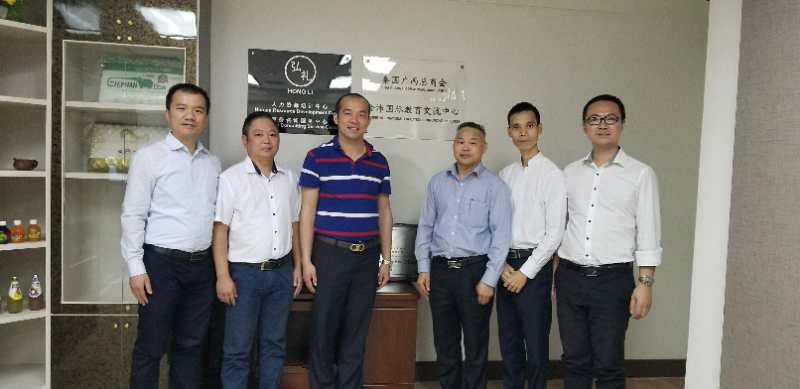 國際部合伙人黃文超（左一），林健偉（左二）國際部總監(jiān)吳琪（右一）執(zhí)行董事粟宥朝（左三），泰國廣西總商會副主席劉漢政（右二），泰國華人青年商會會長助理黃志乾(右三)