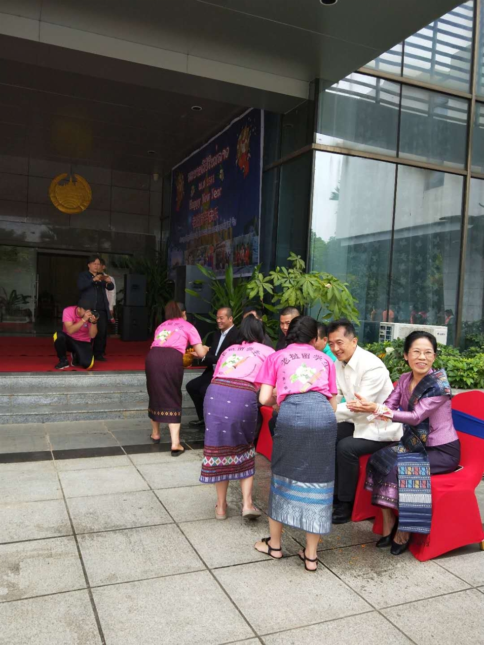 老撾駐廣西留學(xué)生代表將浸有花瓣的香水灑客人的手上，表示對嘉賓的美好祝福（圖二）