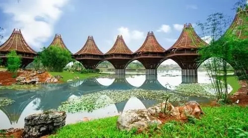 圖為中國-東盟友誼館。該建筑以廣西的風(fēng)雨橋?yàn)樵?，寓意“手拉手，心連心”。表達(dá)中國與東盟十國睦鄰友好、合作共贏之意。