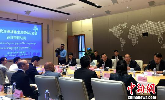 柬埔寨主流媒體采訪團(tuán)在廣西大學(xué)與師生交流。