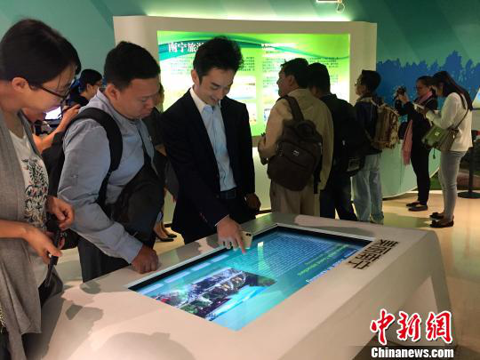 柬埔寨主流媒體采訪團(tuán)參觀南寧市規(guī)劃館。