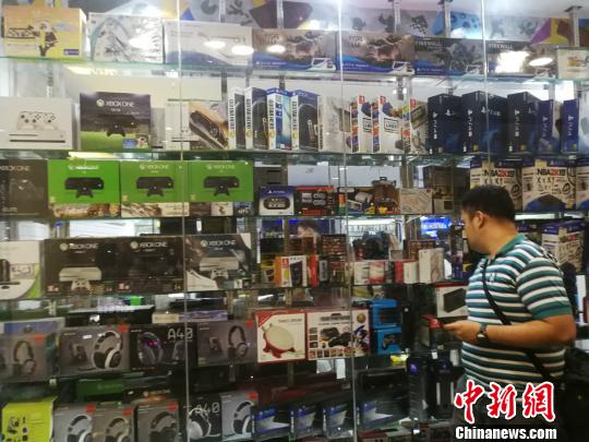 菲律賓統(tǒng)計局(Philippine Statistics Authority)5日發(fā)布10月份全國勞動力調查報告顯示，2018年10月就業(yè)不足率降至13.3%，而2017年10月為15.9%。圖為馬尼拉馬卡蒂一商場，貨品充足，青年人消費暢旺。 關向東 攝