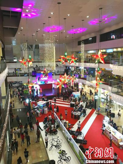 圖為馬尼拉馬卡蒂一商場，開始歲末大促銷，青年人消費暢旺。 關向東 攝