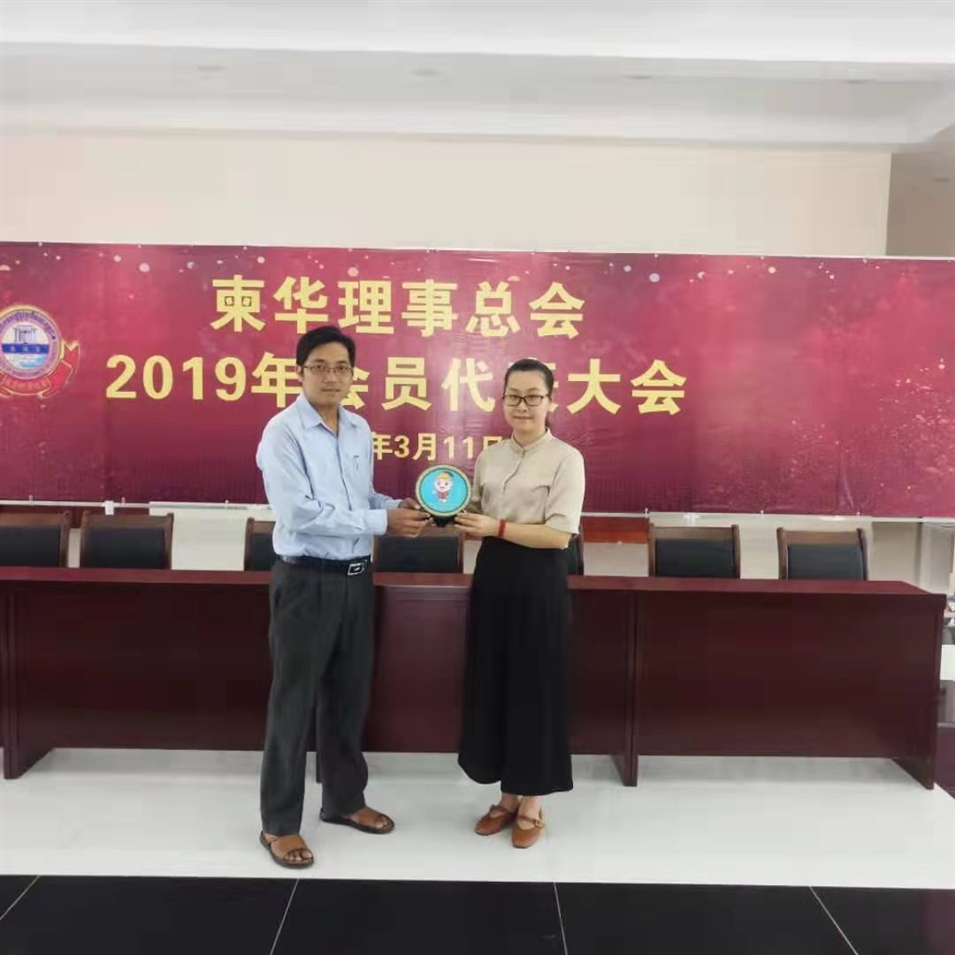 與柬華理事總會鐘耀輝秘書長合影，并交換了紀(jì)念品