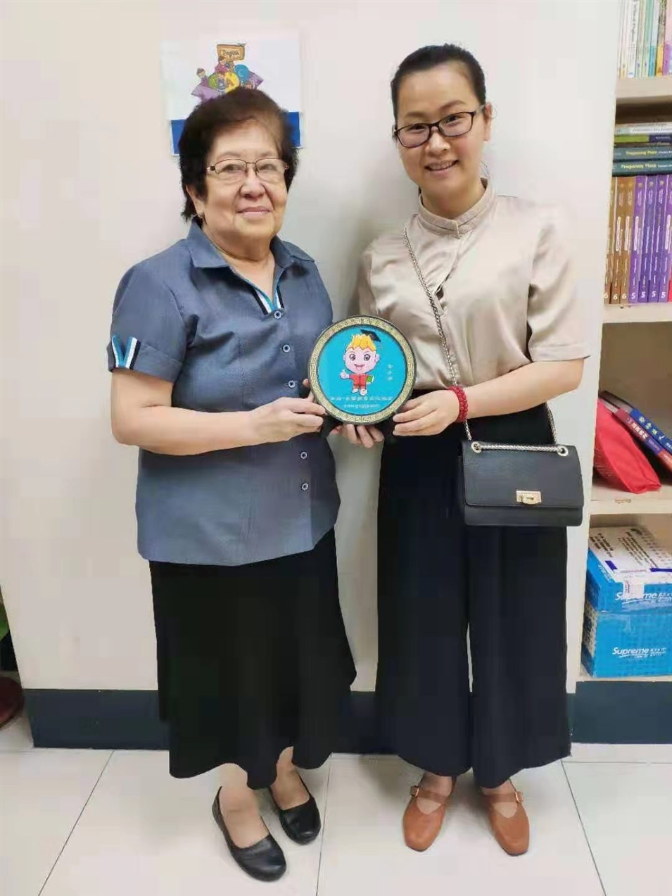 與嘉南中學(xué)許麗玲副校長合影