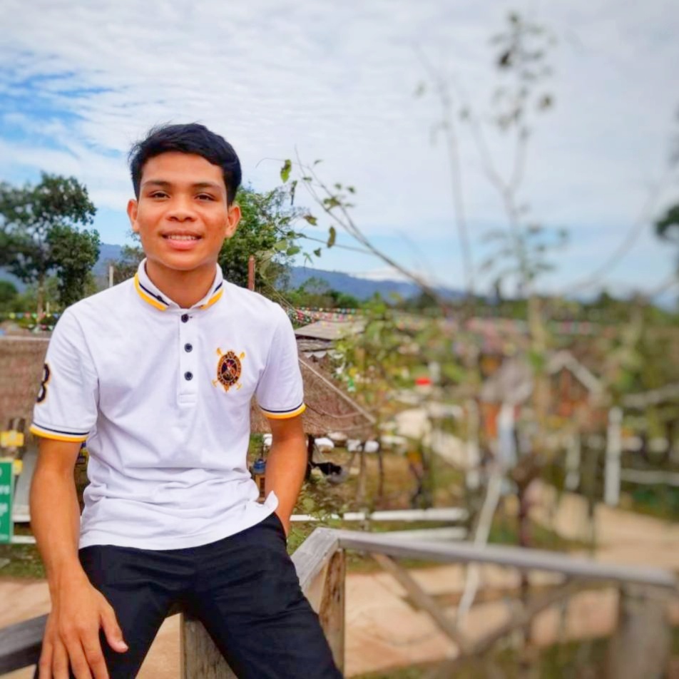 何冀南，柬埔寨人 老撾國立大學建筑學院城市規(guī)劃專業(yè)